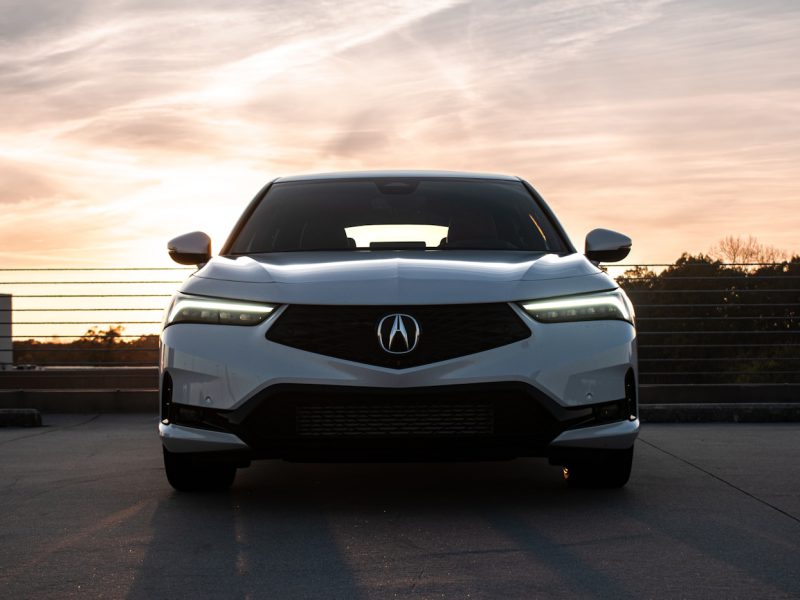 Safed Acura sedan, shaam ki roshni mein saamne se